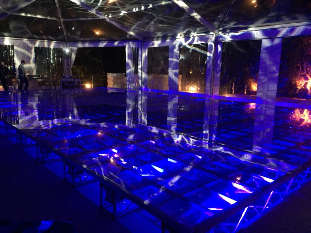 pedana in plexiglass trasparente su piscina